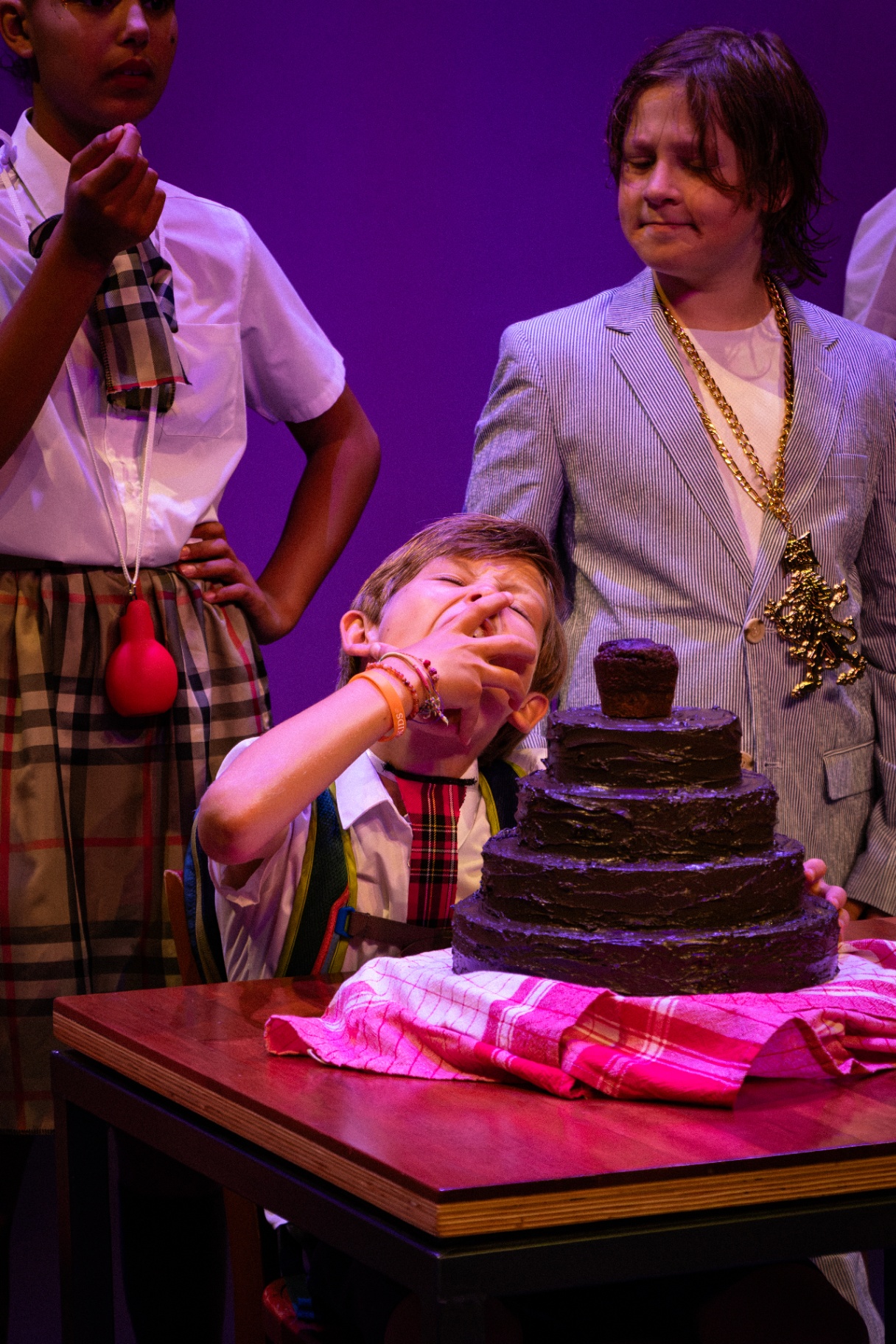 Jonge acteurs in een scène met een chocoladetaart op het Stars2Go podium